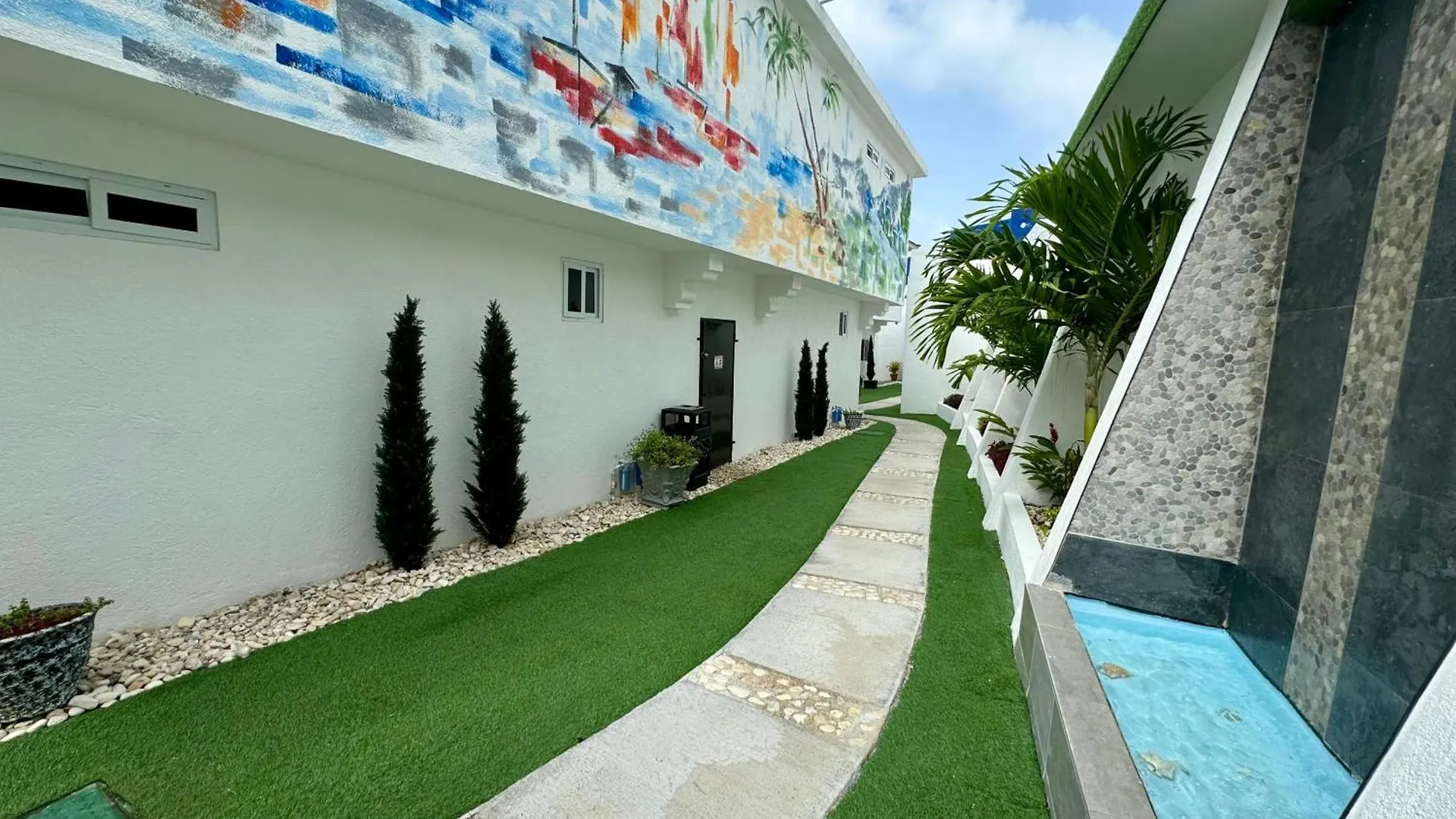 Hospitality Expert Bts 3 - Pool Beach & Bar Montego Bay Inn