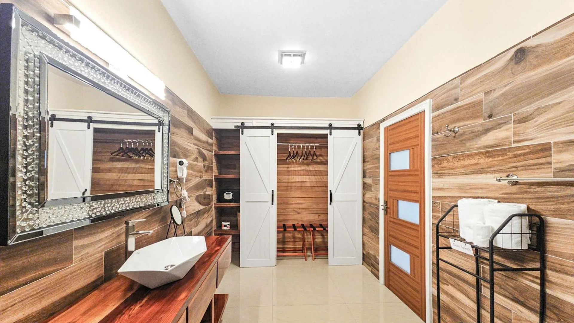 Hospitality Expert Bts 3 - Pool Beach & Bar Montego Bay