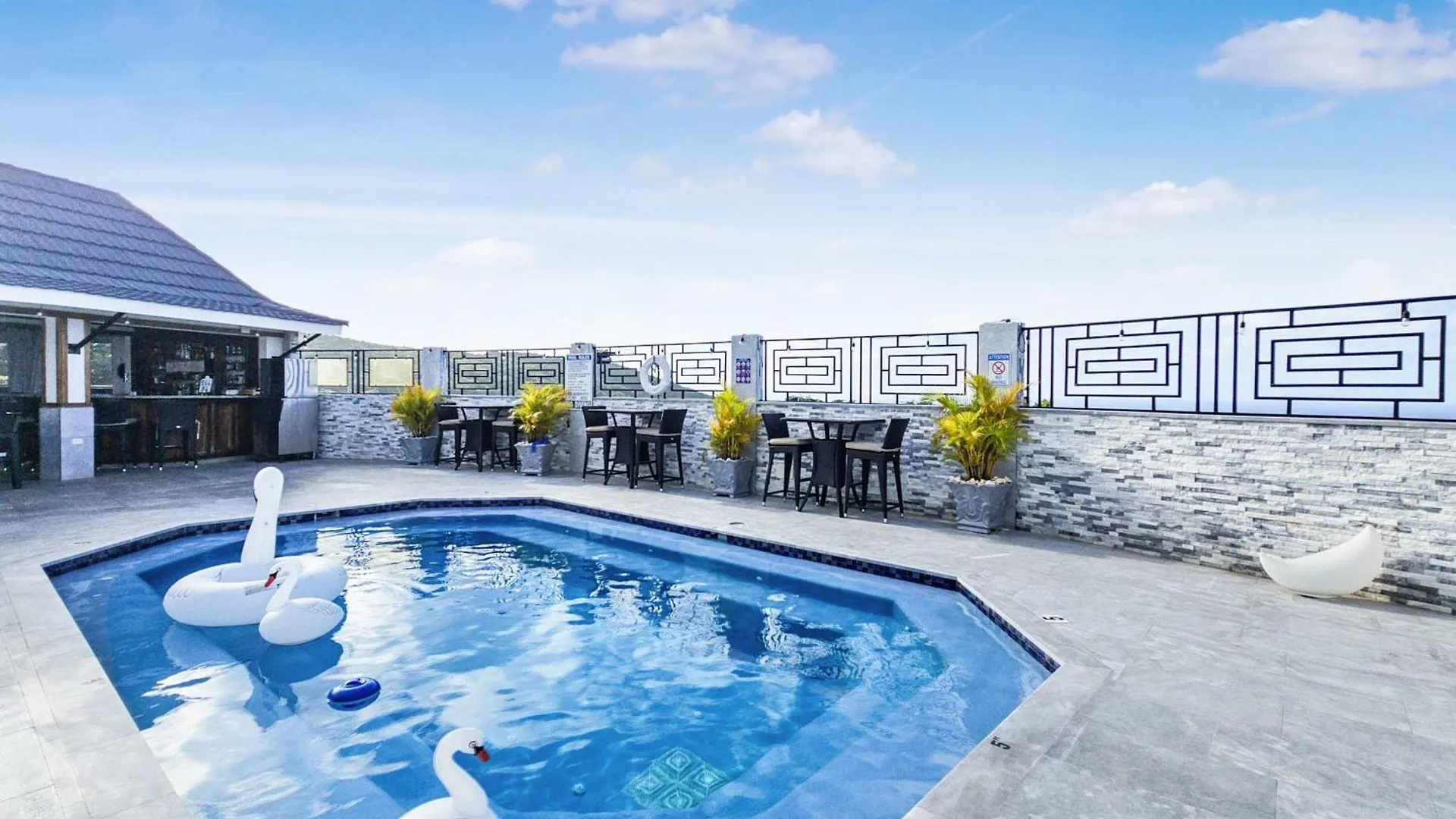 Hospitality Expert Bts 3 - Pool Beach & Bar Montego Bay Inn