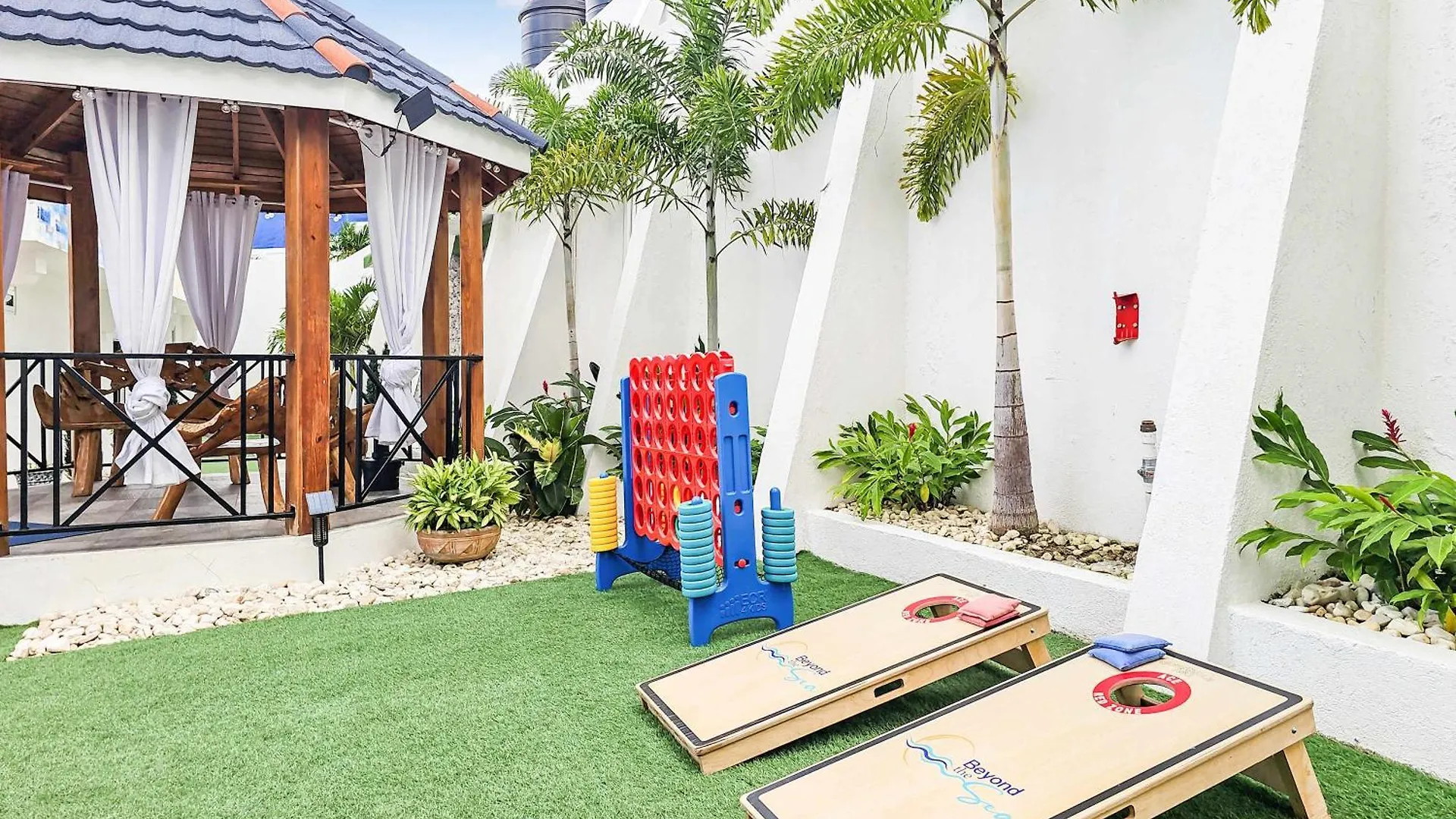 Hospitality Expert Bts 3 - Pool Beach & Bar Montego Bay Jamaica