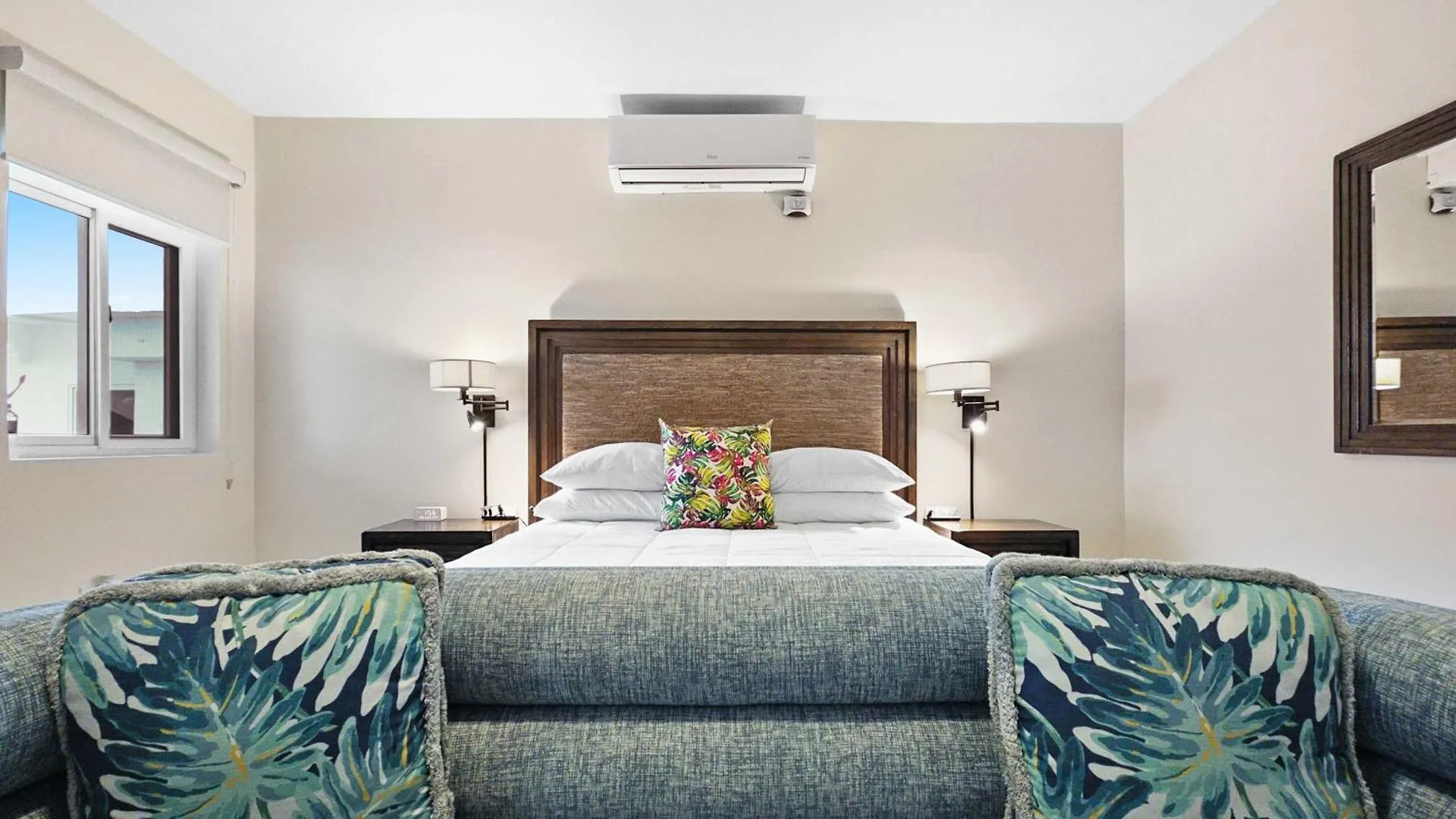 Inn Hospitality Expert Bts 3 - Pool Beach & Bar Montego Bay Jamaica